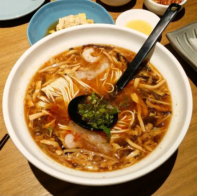 酸辣海鮮湯麵