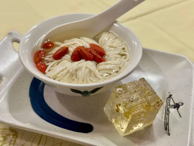 冰糖桃膠燉水中花、桂花糕