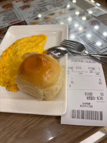 早餐A.火腿奄列配沙嗲米粉加熱奶茶