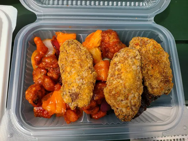 椒鹽雞翼，菠蘿咕嚕肉，糖醋骨