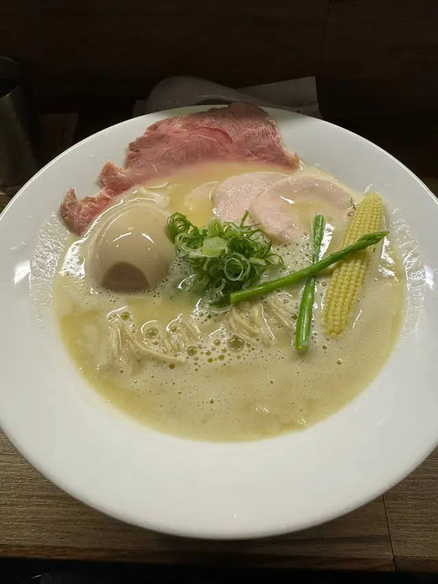 十分出色 雞肉同叉燒都整得好好
雞胸肉一啲都唔韌￼叉燒薄得黎好完整 刀工好好
蔬菜既粟米條好fresh 
個湯好濃既雞味 ￼鍾意重口味嘅可以試吓☺️￼