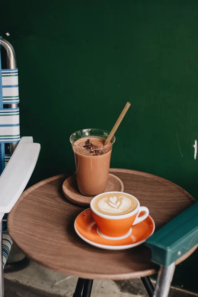 flat white / banana chocolate strawberry smoothie