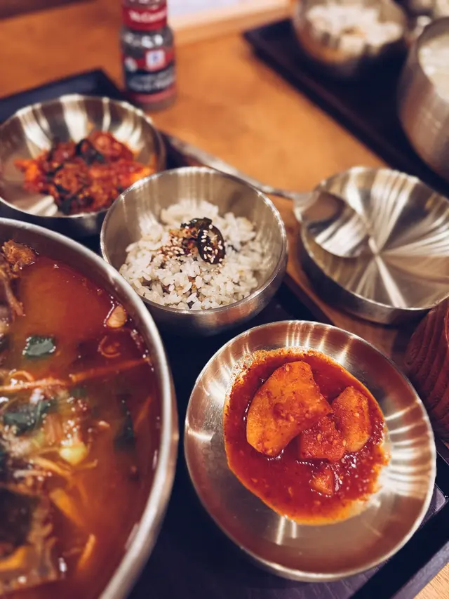 個飯好好食 有醬汁甜甜地酸酸地
泡菜同酸蘿蔔都好食