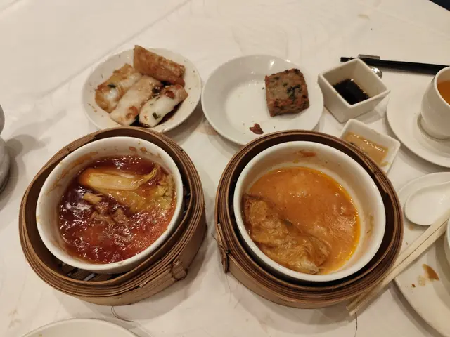 煎腸粉翻煎, 亦唔夠熱. 柚皮醬料太稠,好似漿糊. 煎魚餅尚算足料但硬過石頭. 龍蝦汁汁鮮竹卷太鹹, 醬汁亦太稠.