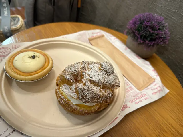 鮮忌廉吉士泡芺和酸乳酪芝士撻