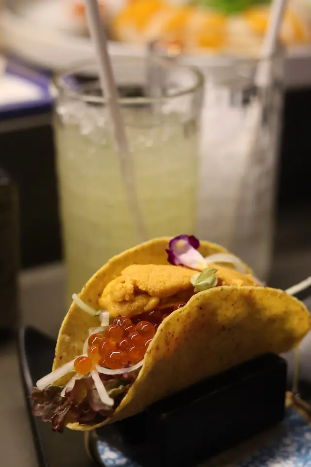 粟米脆餅壽司。海膽三文魚籽