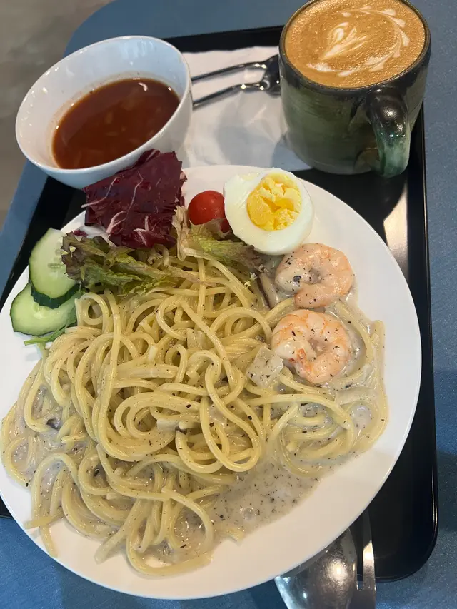 29/10/2024 中午與同事午飯，第一次食，叫三個午餐，但話無飯，蟹肉意粉無蟹肉改大蝦，ok 大蝦都接受嘅，點知攞嘅時候發現係蝦仁，大蝦嘅定義係咩，今日學左好多野！ 只會幫襯一次嘅扮高檔茶餐廳。