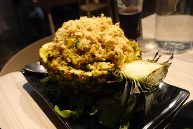 份量大，足以滿足三五知己的需求。菠蘿🍍的甜味與雞絲🐓的鮮嫩相得益彰，味道濃郁，而且不會油膩。無論是配搭各種菜式或單獨食用，都十分美味。