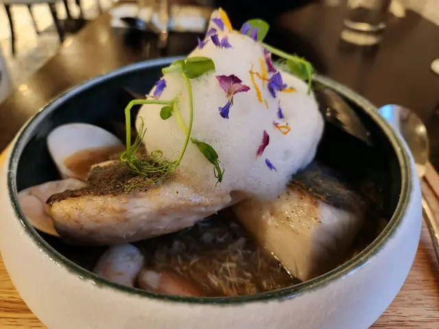 香煎刺智利黑鱈魚配烤海鮮· 海鮮蟹肉汁· 海鮮泡沫