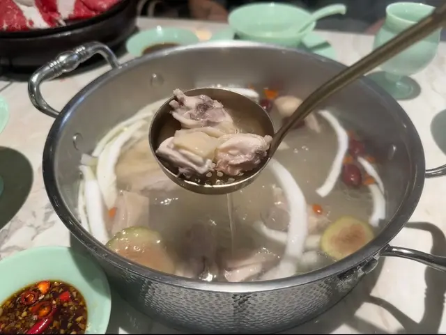 雞隻則採用海南走地文昌雞,
雞件皮薄而骨細,肉質鮮嫩多汁。
