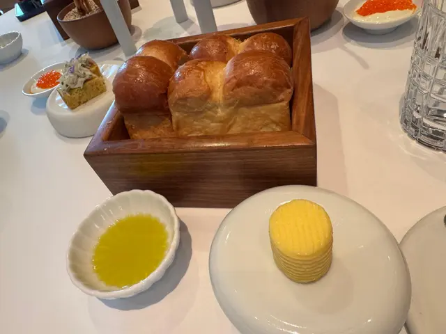 趁熱食. 一咬落口, 外面係薄薄一層脆口既感覺. 
然後感受到麵包既柔軟. 加上佢地既牛油, 橄欖油.
味道真係非常之不得了. 勁好食.