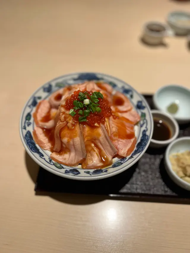 鮭魚的外層微微焦香，內裡卻保持著柔嫩的口感