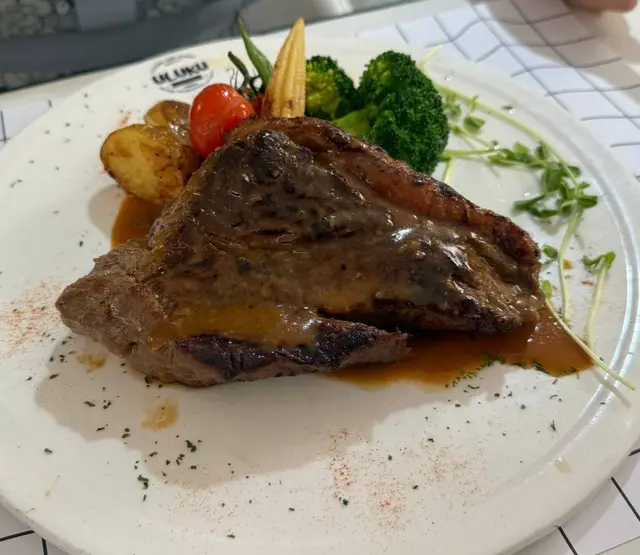 份量十足,如果女士們黎食就小心啦,可能要2個人合力先食得曬成塊巨型牛扒