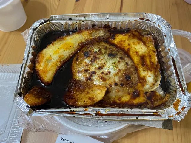 其貌不揚同漏汁，但漢煲扒食落都唔錯同有大量芝士🧀，正👍🏻 #漢堡扒 #芝士 #鐵板 