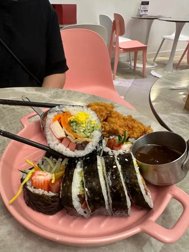 菜飯紫菜飯卷配無骨雞及蒜香醬