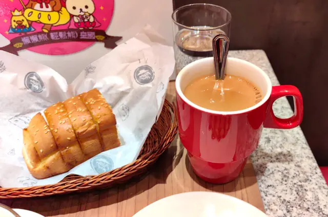 蒜蓉包半份 + 熱奶茶