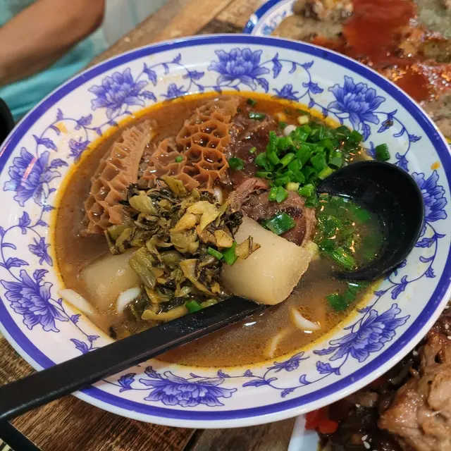 蔬果清燉蜂巢牛肚牛肉麵