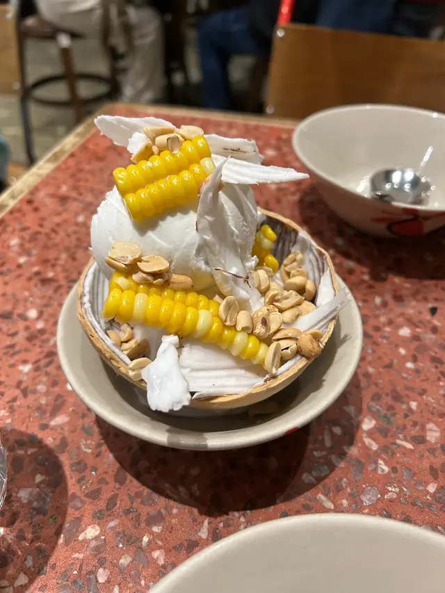 甜品必食係椰子雪糕🍨，椰子🥥味勁濃👍🏻