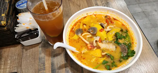 冬蔭公海南雞鴨蛋麵