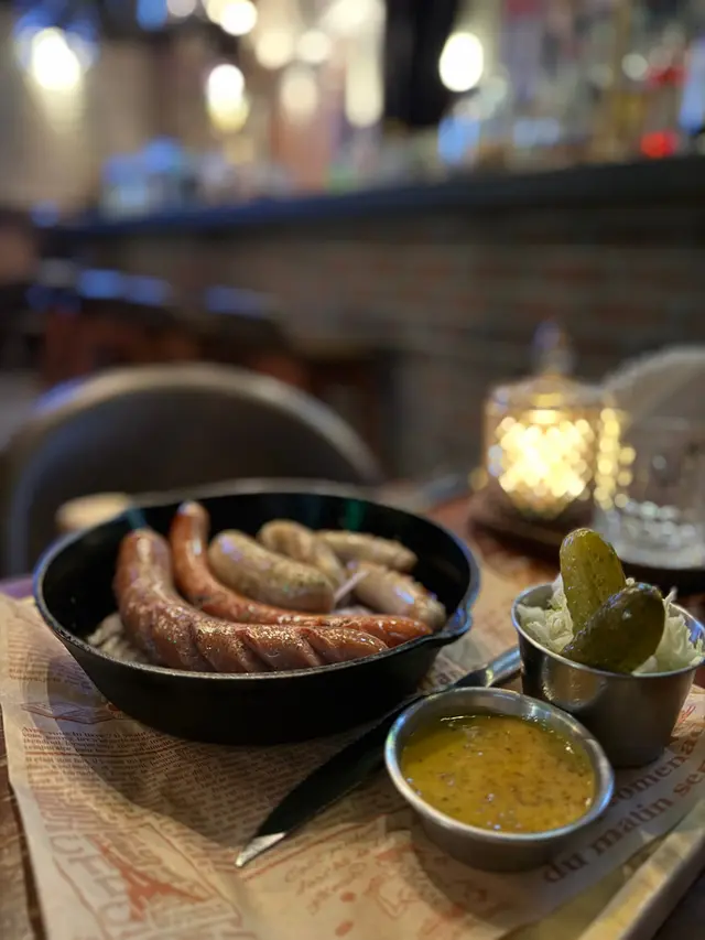 德国肠拼盘配酸菜