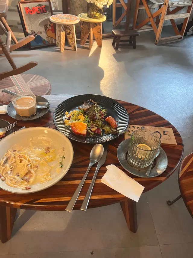 考驗腰力的餐枱,食完呢餐要去睇物理治療