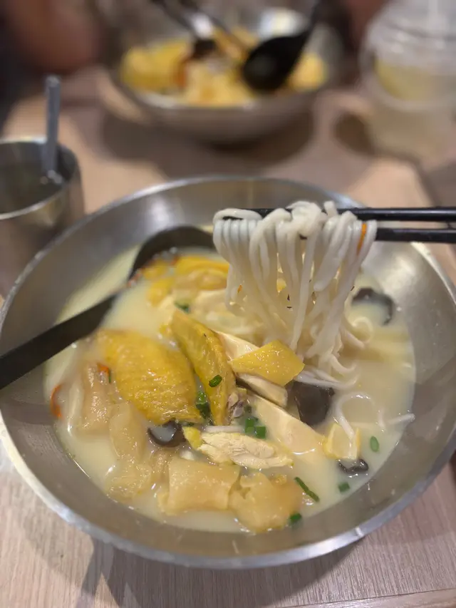 招牌花膠雞上海麵