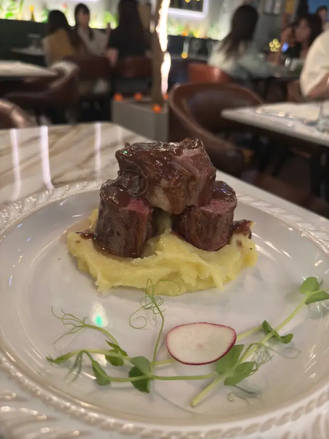 羊肉經過慢煮十分入味，肉質亦都好鮮嫩，大廚推介最好食medium rare