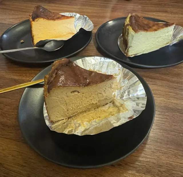 開心果味、原味、焙茶味巴斯克芝士蛋糕