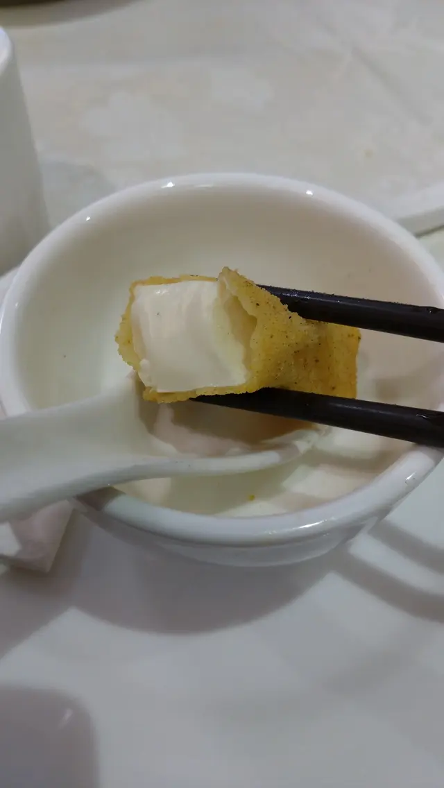 表面薄如紙的炸漿香脆金黃，保持豆腐嫩滑及水份