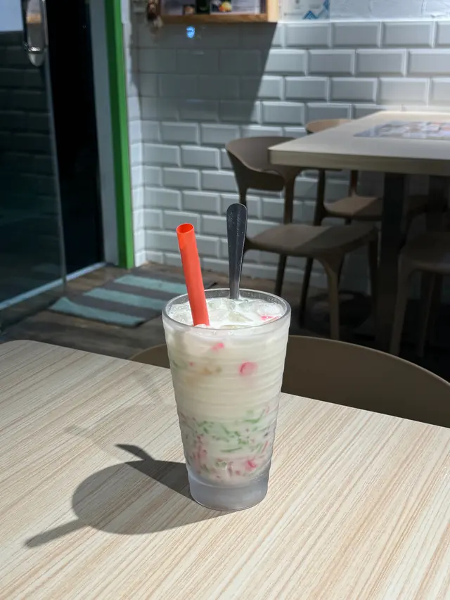 ✨**椰汁珍多冰**✨ $38 ✅ 椰香味濃郁,夏天喝起來特別爽口,清新的口感令人心情愉悅。 ✅ 可以選擇少冰,讓椰汁的香氣更加突出。