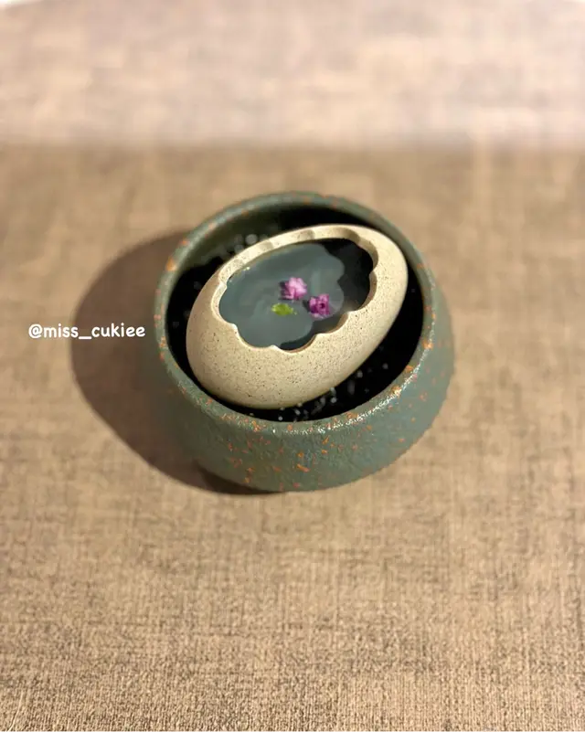 墨魚汁蒸蛋配紫蘇花