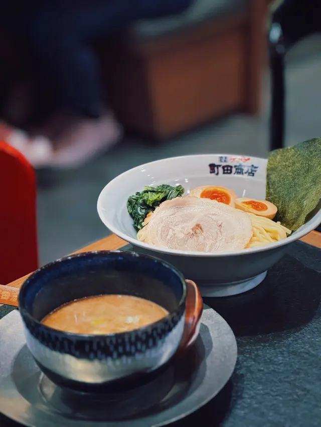 湯頭濃郁但唔會漿住個口🫦麵條粗身好掛湯 
再配上好多好多荀同流心蛋 非常幸福🥺