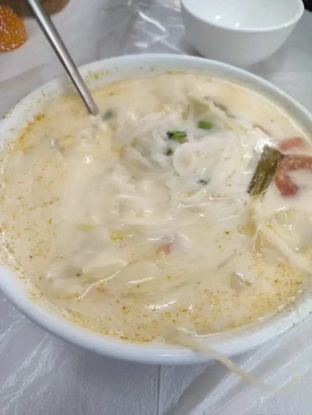 冬陰功湯河配素魚蛋