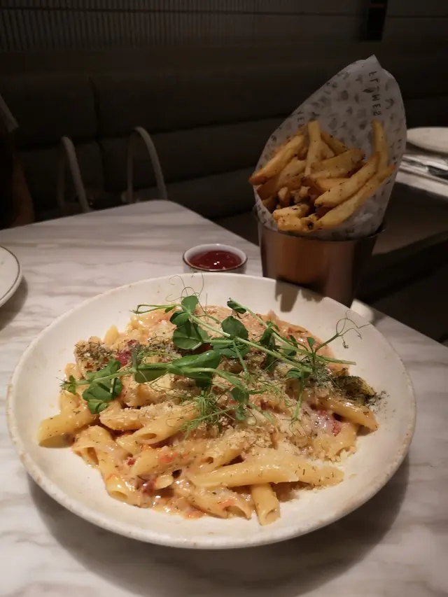 蟹肉巴馬臣芝士蕃茄忌廉汁通粉