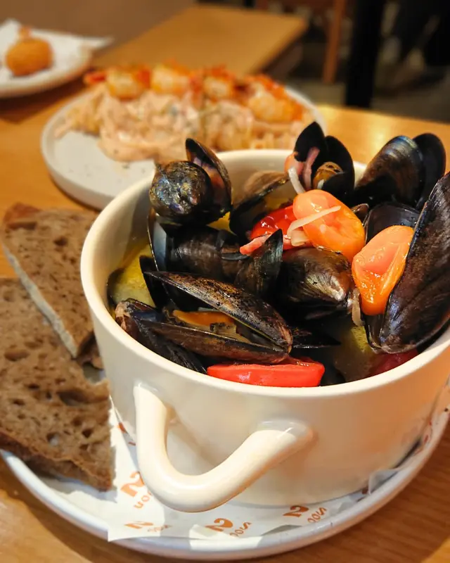 香蒜白酒蕃茄煙肉藍青口煲