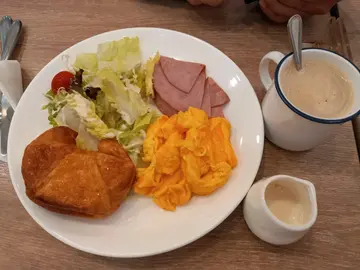 烟腿炒滑蛋牛角包