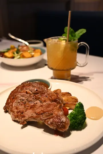 烤加拿大谷饲肉眼牛扒伴烧新薯配蘑菇汁