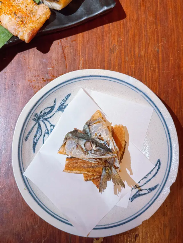 即炸秋刀魚頭連骨