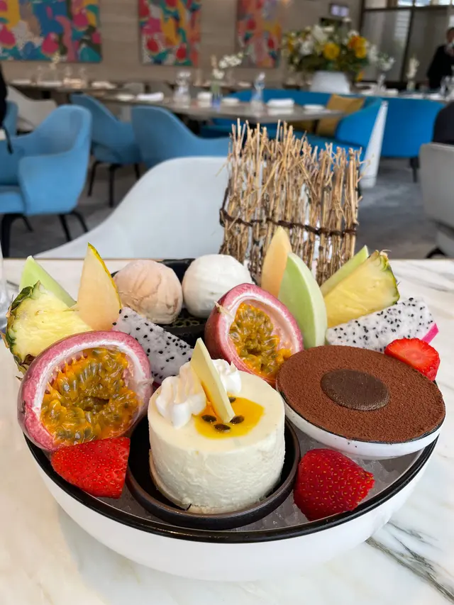 陣容豐富嘅生果甜品拼盤