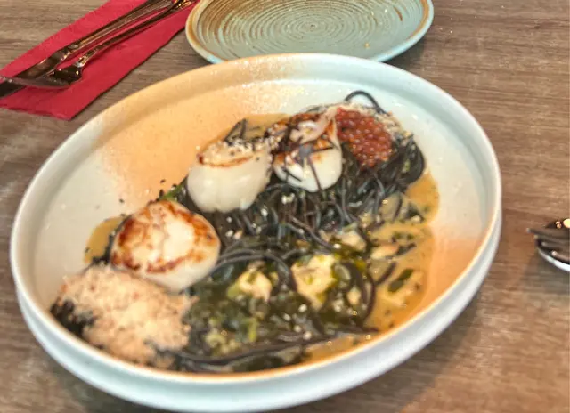 帶子煮香好味，但意粉及醬汁就係災難。意粉只有普通鹹味；醬汁好似日式味噌，有海帶嘅味噌湯底，食完好口渴。旁邊有魚子及麵包碎，完全唔明白麵包碎嘅作用。￼