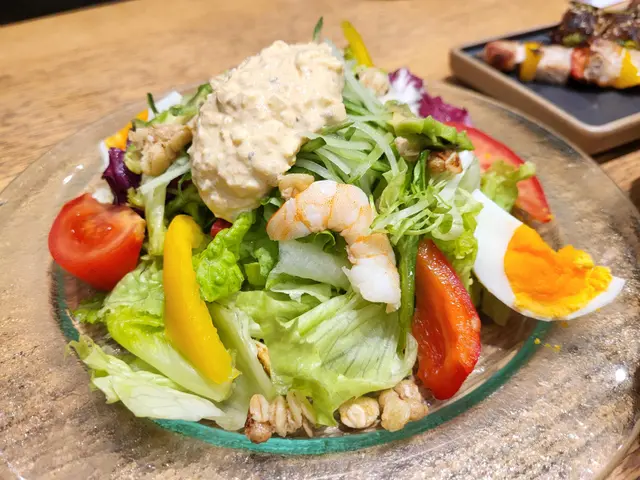 一道色彩繽紛的健康美食，搭配新鮮的蔬菜、水果和香脆的配料，口感爽脆。特製的醬汁增添了獨特風味，清新又開胃，適合作為輕食或配菜，讓人感受到自然的美味。