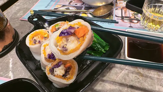 越南春卷外皮炸脆,
裏面餡料豐富,有蝦仁、紅白蘿蔔、紫椰菜等,
面頭包上軟滑腸粉,層次感豐富