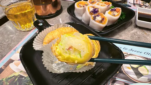 香脆可口嘅酥皮包着軟腍嘅蘿蔔絲,
外脆內軟,清甜美味。