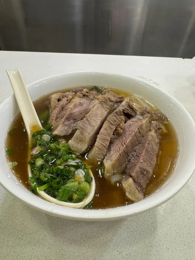 勤記粉麵的全日套餐真的是超值！我點了單拼麵（牛腩河），牛腩的肉質鮮嫩，湯底味道也非常好，讓我每一口都感到滿足！🍜😍

雖然河粉的份量比較少，但牛腩夠腍！👍😊