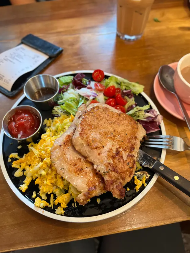 生酮料理餐: 椰菜花仿炒飯配豬扒