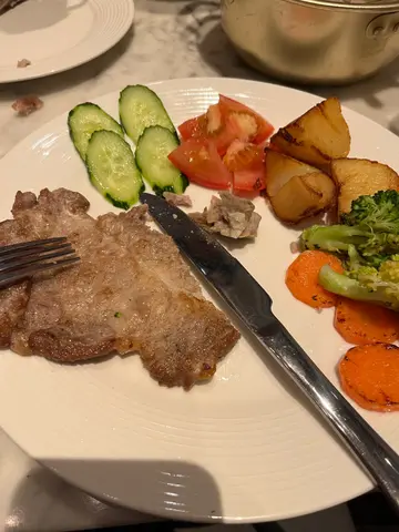 煎梅头猪扒配薯仔杂菜