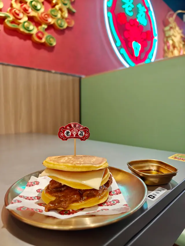 沙嗲牛肉炒蛋熱香餅漢堡