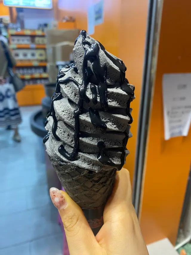 接近黃昏 開始有人龍排隊 門口有部即磨黑芝麻機 傳來陣陣黑芝麻香味
$28來講 cp 值高分 
雪糕比起其他店係大杯 有差唔多5圈 
雪糕甜度適中 略嫌唔夠滑 ￼芝麻味唔太出
芝麻醬一食落就好濃香 濃到食到有少少芝麻既苦味
甜筒新鮮夠脆
一試無妨