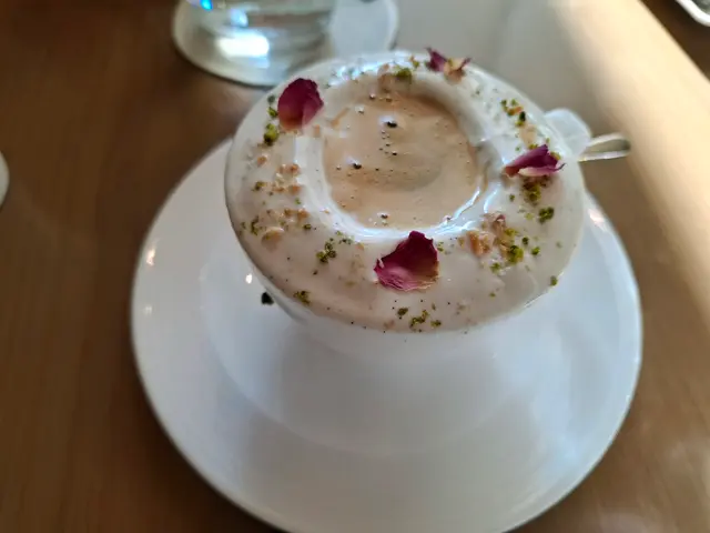 中間倒進咖啡，注意不要一下子倒太滿，一動便滿瀉