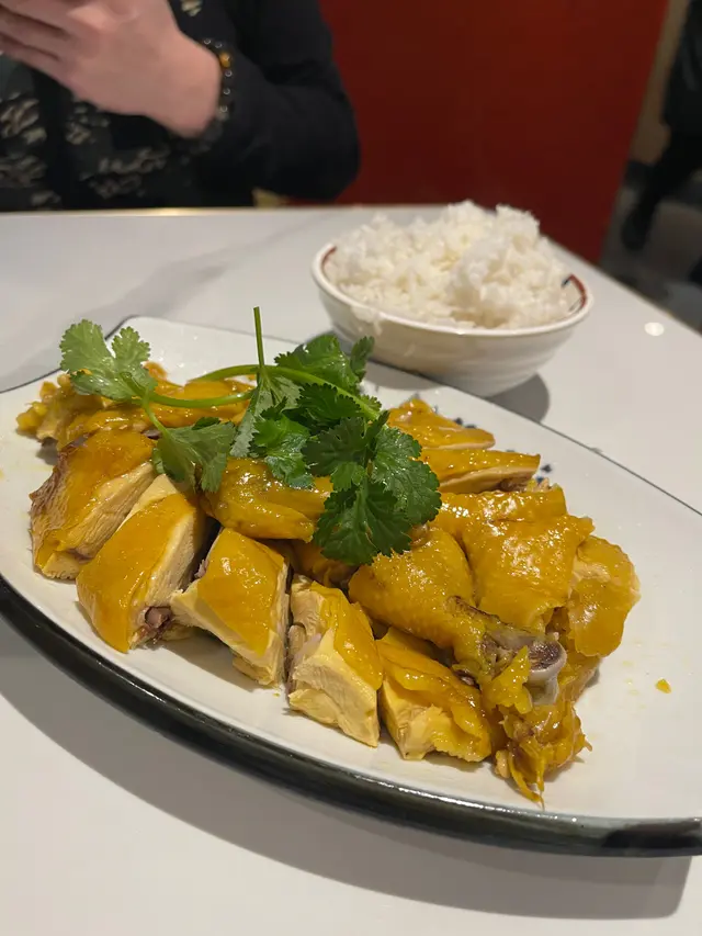 鹽焗雞性價比高 好味 鹹度適中
唯一美中不足就是雞骨部份好多碎骨